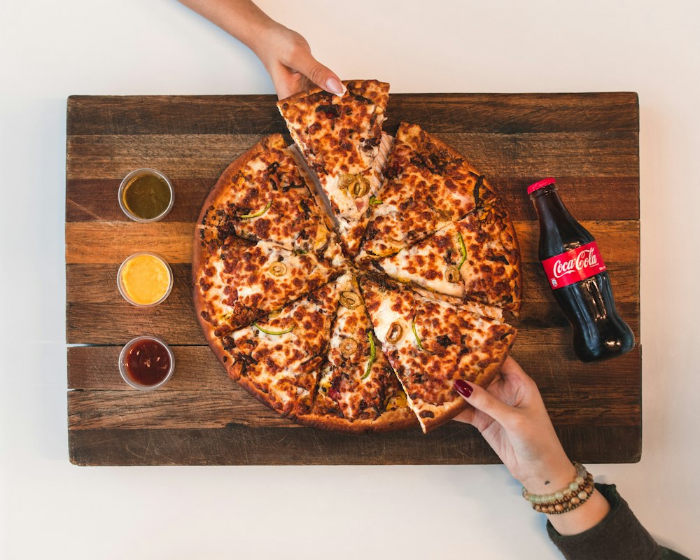 Pizza appena arrivata, pronta da dividere
